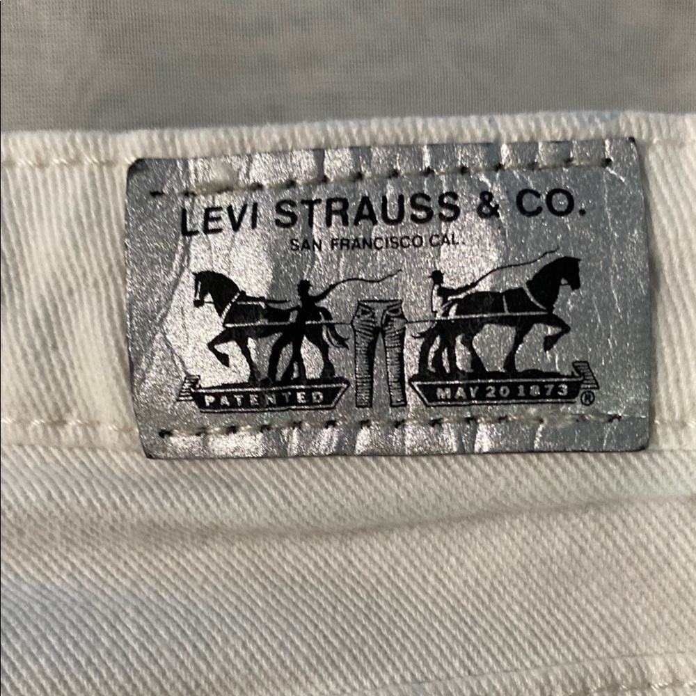Levi's White Denim Bermuda Shorts Relaxed Fit - Picture 8 of 13